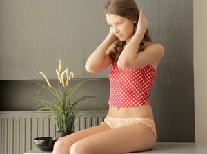 Тощая девка разделась догола и занялась мастурбацией вибратором