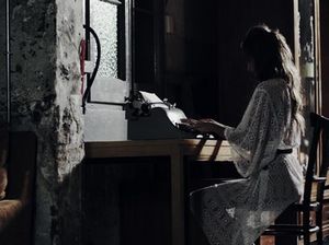 Сексуальная русская сучка в чулках в клетку дрочкой доводит себя до оргазма