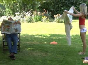 Худенькая милашка отдалась старому очкастому деду на улице