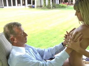 Худенькая милашка отдалась старому очкастому деду на улице