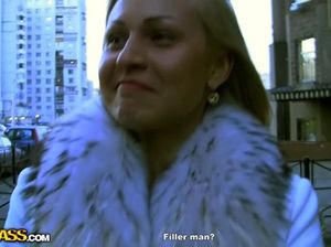 Два пикапера развели девчонку на секс и выебали ее прямо в подъезде