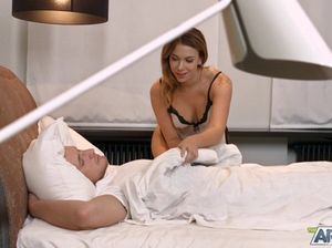 Молоденькая красотка в сексуальном нижнем белье разбудила парня минетом и была выебана в пизду