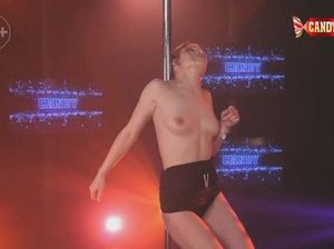 Русская стриптизерша показывает сексуальный танец