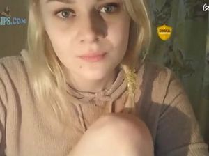 Милая блондинка с хвостиком показывает свои прелести на вебкамеру