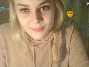 Милая блондинка с хвостиком показывает свои прелести на вебкамеру