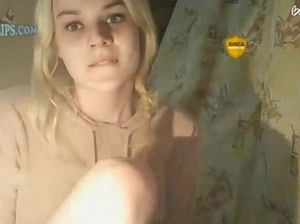 Милая блондинка с хвостиком показывает свои прелести на вебкамеру