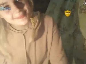 Милая блондинка с хвостиком показывает свои прелести на вебкамеру