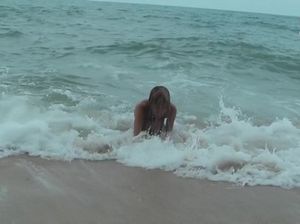 После прогулки две сучки вылизали друг другу киски в душе