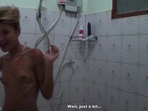 После прогулки две сучки вылизали друг другу киски в душе