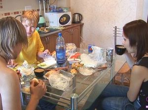 18-летние парни пригласили подругу для секса втроем