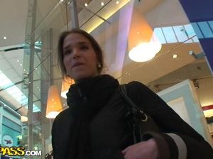 Русские пикаперы трахнули в туалете легкодоступную телочку