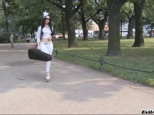 Лысый мужик трахает девушку в растянутую большую дырку в жопе