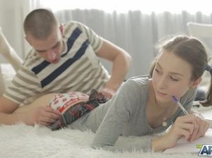 Студентка в короткой юбке согласилась на секс с одногруппником