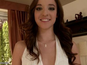 Сексуальная брюнетка трахается в попу с двумя жеребцами