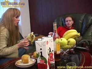 Пьяные лесбиянки Лиза и Света вылизывают письки друг друга