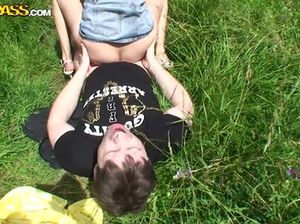 Два пикапера и продажная телка трахаются в поле за городом