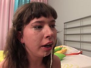 Грубый кобель глубоко засунул член в глотку бедной девчонки