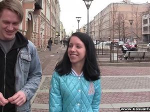 Симпатичный парень пригласил в гости и трахнул свою худую подружку
