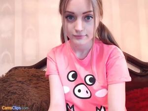 Грудастая 18-летняя девочка разделась догола на вебку