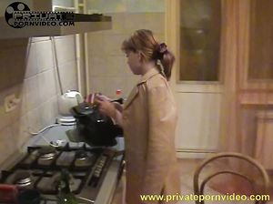 Валя в розовой пижаме припала губами к писюну