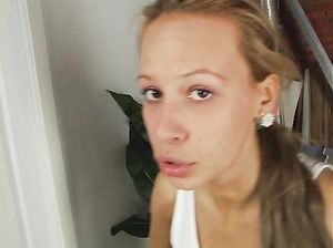 Лионелла присела у ног парня