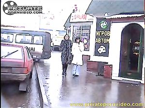 Две милахи пришли в гости к чуваку