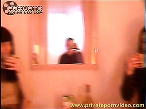 Две милахи пришли в гости к чуваку
