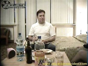 Муж с товарищем трахает очкастую жену