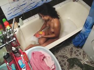 Скрытая камера снимает как девка мастурбирует в ванной