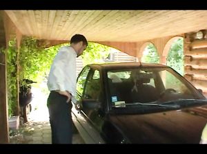 Анжелика с хахалем скрылись в лесу потрахаться