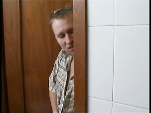 Подсмотрел за голой мамой в ванной и возбудился