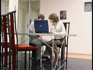 Зрелая начальница пожелала, чтобы её выебал молодой сотрудник