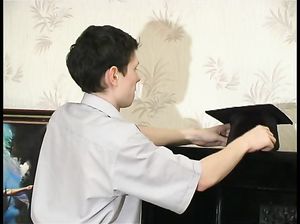 Сын увидел, как мама мастурбирует и парню пришлось её трахнуть