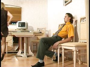 Глубокий разрез на платье начальницы завел молодого помощника