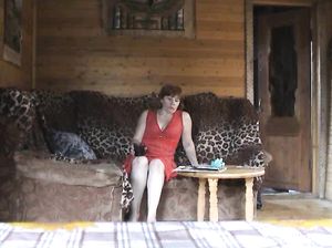 Голую зрелую тетку снимают на скрытую камеру