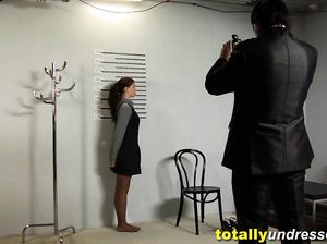 Очень похотливый работоатель провел медосмотр для молодой красотки