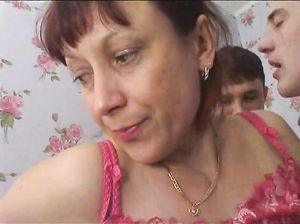Развратная мамка потрахалась с сыном и его товарищем