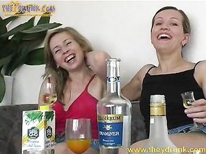 Пьяные лесбиянки развлекаются в спальне
