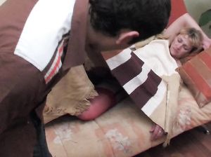Увидел спящую мамашу в красных чулках и выебал ее