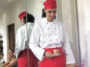 Худой парень трахает возбужденную тетку