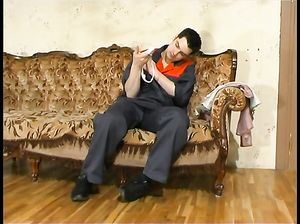 Садовник шпилит свою госпожу