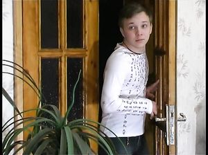 Сын подсмотрел за мамкой и выебал ее