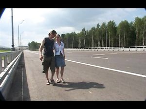 Парень снял девушку на дороге и отменно трахнул её в машине
