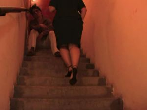 Бомж пристроился между ног взрослой тетки