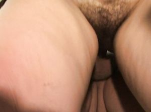 Бомж пристроился между ног взрослой тетки