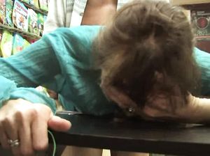 Чувак на костылях в бинтах дал пососать тетке в магазине