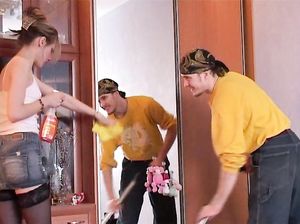 Во время уборки парочка перепихнулась стоя