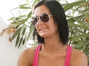 Брюнетка ебет себя конусообразной игрушкой в письку