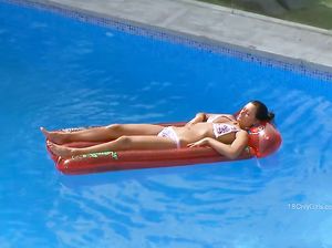 Куколка на надувном матрасе засунула себе в попу анальную пробку