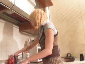 Алиса присела на кухне на пол подрочить